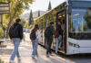Κηφισιά: Αιτήσεις έως 30 Σεπτεμβρίου για δωρεάν φοιτητική μετακίνηση Φοιτητές με σακίδια επιβιβάζονται σε λεωφορείο δημοτικής μετακίνησης