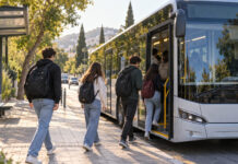 Κηφισιά: Αιτήσεις έως 30 Σεπτεμβρίου για δωρεάν φοιτητική μετακίνηση Φοιτητές με σακίδια επιβιβάζονται σε λεωφορείο δημοτικής μετακίνησης