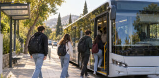 Κηφισιά: Αιτήσεις έως 30 Σεπτεμβρίου για δωρεάν φοιτητική μετακίνηση Φοιτητές με σακίδια επιβιβάζονται σε λεωφορείο δημοτικής μετακίνησης