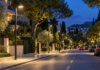 Κηφισιά: Σχέδιο για 11.408 νέα φωτιστικά LED στον οδοφωτισμό Σύγχρονος οδοφωτισμός LED σε δεντροφυτεμένη αστική λεωφόρο τη νύχτα