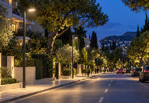 Κηφισιά: Σχέδιο για 11.408 νέα φωτιστικά LED στον οδοφωτισμό Σύγχρονος οδοφωτισμός LED σε δεντροφυτεμένη αστική λεωφόρο τη νύχτα
