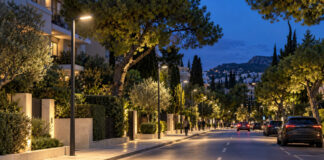 Κηφισιά: Σχέδιο για 11.408 νέα φωτιστικά LED στον οδοφωτισμό Σύγχρονος οδοφωτισμός LED σε δεντροφυτεμένη αστική λεωφόρο τη νύχτα