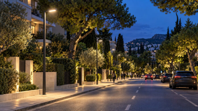 Σύγχρονος οδοφωτισμός LED σε δεντροφυτεμένη αστική λεωφόρο τη νύχτα