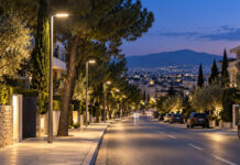 Κηφισιά: Σχέδιο για 11.408 νέα φωτιστικά LED Σύγχρονα φωτιστικά LED σε δενδροφυτεμένη αστική λεωφόρο της βόρειας Αθήνας