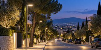Κηφισιά: Σχέδιο για 11.408 νέα φωτιστικά LED Σύγχρονα φωτιστικά LED σε δενδροφυτεμένη αστική λεωφόρο της βόρειας Αθήνας
