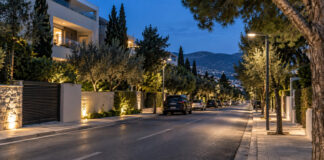 Κηφισιά: Σχέδιο για 11.408 νέα LED και εξοικονόμηση 705.000 ευρώ τον χρόνο Σύγχρονος φωτισμός LED σε δενδροφυτεμένο αστικό δρόμο το σούρουπο