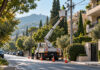 Διακοπές ρεύματος σήμερα σε Κηφισιά και Μαρούσι Συνεργείο ηλεκτρικού δικτύου εργάζεται με καλαθοφόρο σε δενδροφυτεμένο δρόμο