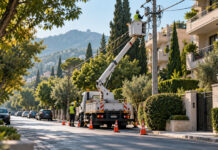 Διακοπές ρεύματος σήμερα σε Κηφισιά και Μαρούσι Συνεργείο ηλεκτρικού δικτύου εργάζεται με καλαθοφόρο σε δενδροφυτεμένο δρόμο