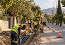 Κηφισιά: 43,58 εκατ. ευρώ για υπογείωση δικτύων σε πάνω από 100 χλμ. Συνεργείο τοποθετεί υπόγειους αγωγούς ηλεκτρικού δικτύου σε δενδροφυτεμένο αστικό δρόμο