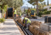 Κηφισιά: Εγκρίθηκε έργο €43,58 εκατ. για υπογείωση δικτύων ρεύματος Τεχνικό συνεργείο εγκαθιστά υπόγειο καλώδιο ηλεκτρικής ενέργειας σε αστικό δρόμο