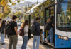 Κηφισιά: Αιτήσεις έως 30/9 για δωρεάν μετακίνηση φοιτητών Φοιτητές επιβιβάζονται σε λεωφορείο για τη μετακίνησή τους προς πανεπιστημιακές σχολές