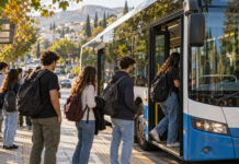 Κηφισιά: Αιτήσεις έως 30/9 για δωρεάν μετακίνηση φοιτητών Φοιτητές επιβιβάζονται σε λεωφορείο για τη μετακίνησή τους προς πανεπιστημιακές σχολές