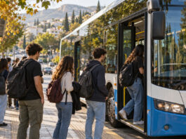 Κηφισιά: Αιτήσεις έως 30/9 για δωρεάν μετακίνηση φοιτητών Φοιτητές επιβιβάζονται σε λεωφορείο για τη μετακίνησή τους προς πανεπιστημιακές σχολές