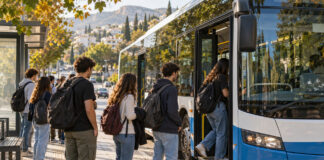 Κηφισιά: Αιτήσεις έως 30/9 για δωρεάν μετακίνηση φοιτητών Φοιτητές επιβιβάζονται σε λεωφορείο για τη μετακίνησή τους προς πανεπιστημιακές σχολές