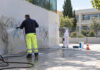 Λυκόβρυση–Πεύκη: Αφαιρούνται γκράφιτι από τις σχολικές μονάδες Δημοτικό συνεργείο καθαρίζει και αποκαθιστά εξωτερικό τοίχο σχολικού κτιρίου