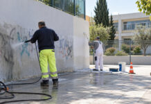 Λυκόβρυση–Πεύκη: Αφαιρούνται γκράφιτι από τις σχολικές μονάδες Δημοτικό συνεργείο καθαρίζει και αποκαθιστά εξωτερικό τοίχο σχολικού κτιρίου