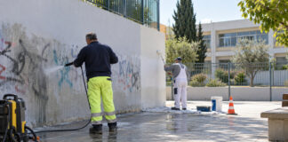 Λυκόβρυση–Πεύκη: Αφαιρούνται γκράφιτι από τις σχολικές μονάδες Δημοτικό συνεργείο καθαρίζει και αποκαθιστά εξωτερικό τοίχο σχολικού κτιρίου