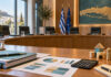 Λυκόβρυση–Πεύκη: Προϋπολογισμός και προσλήψεις στη Δημοτική Επιτροπή Αίθουσα δημοτικής επιτροπής με φακέλους προϋπολογισμού και σύμβολα παιδικής φροντίδας