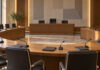 Λυκόβρυση–Πεύκη: Στην Επιτροπή οι θέσεις για κινητές καντίνες Αίθουσα δημοτικής επιτροπής έτοιμη για συνεδρίαση
