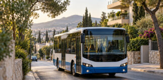 Λυκόβρυση–Πεύκη: Τα δρομολόγια της Δημοτικής Συγκοινωνίας τις καθημερινές Δημοτικό λεωφορείο κινείται σε δεντροφυτεμένη γειτονιά
