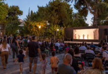 Λυκόβρυση–Πεύκη: Εννέα δωρεάν εκδηλώσεις για όλη την οικογένεια Οικογένειες παρακολουθούν υπαίθρια πολιτιστική εκδήλωση σε καταπράσινη πλατεία