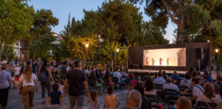 Λυκόβρυση–Πεύκη: Εννέα δωρεάν εκδηλώσεις για όλη την οικογένεια Οικογένειες παρακολουθούν υπαίθρια πολιτιστική εκδήλωση σε καταπράσινη πλατεία