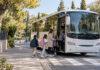 Λυκόβρυση–Πεύκη: Νέα στάση στο πρόγραμμα του σχολικού λεωφορείου Μαθητές επιβιβάζονται με ασφάλεια σε σχολικό λεωφορείο σε πράσινη γειτονιά