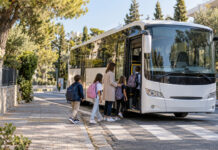 Λυκόβρυση–Πεύκη: Νέα στάση στο πρόγραμμα του σχολικού λεωφορείου Μαθητές επιβιβάζονται με ασφάλεια σε σχολικό λεωφορείο σε πράσινη γειτονιά