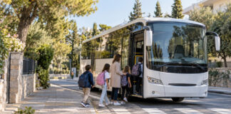 Λυκόβρυση–Πεύκη: Νέα στάση στο πρόγραμμα του σχολικού λεωφορείου Μαθητές επιβιβάζονται με ασφάλεια σε σχολικό λεωφορείο σε πράσινη γειτονιά