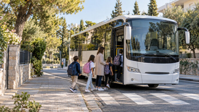 Μαθητές επιβιβάζονται με ασφάλεια σε σχολικό λεωφορείο σε πράσινη γειτονιά