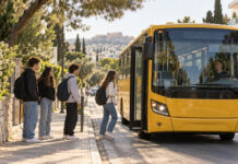 Λυκόβρυση: Τα σχολικά δρομολόγια για Γυμνάσιο και Λύκειο Σχολικό λεωφορείο σε πρωινό δρομολόγιο με μαθητές σε στάση