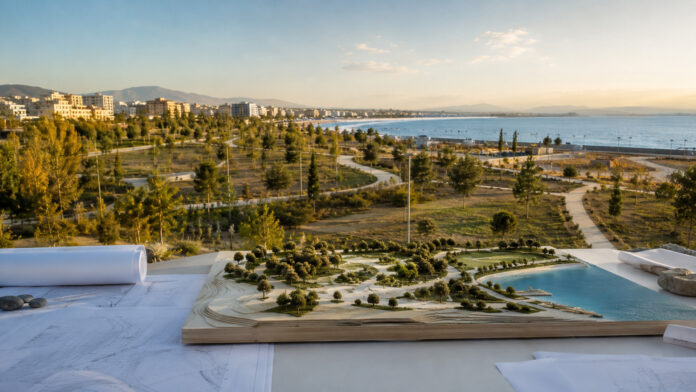 Μακέτα παράκτιου μητροπολιτικού πάρκου με πράσινες διαδρομές δίπλα στη θάλασσα