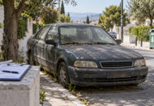 Λυκόβρυση–Πεύκη: Στην Επιτροπή η περισυλλογή εγκαταλελειμμένων οχημάτων Παλιό εγκαταλελειμμένο αυτοκίνητο σε αστικό δρόμο με φάκελο δημοτικού ελέγχου