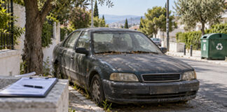 Λυκόβρυση–Πεύκη: Στην Επιτροπή η περισυλλογή εγκαταλελειμμένων οχημάτων Παλιό εγκαταλελειμμένο αυτοκίνητο σε αστικό δρόμο με φάκελο δημοτικού ελέγχου