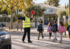 Λυκόβρυση–Πεύκη: Έως 30 Σεπτεμβρίου οι αιτήσεις για σχολικούς τροχονόμους Σχολικός τροχονόμος βοηθά παιδιά να διασχίσουν διάβαση έξω από σχολείο