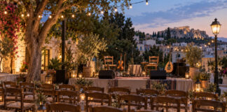 Μαρούσι: Η Στέλλα Κονιτοπούλου στη γιορτή του «Αγίου Ελευθερίου» Υπαίθρια σκηνή με παραδοσιακά μουσικά όργανα έτοιμη για γιορτή σε πλατεία