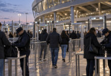 Μαρούσι: Έξι συλλήψεις στους ελέγχους αγώνα στο ΟΑΚΑ Αστυνομικοί πραγματοποιούν ελέγχους φιλάθλων έξω από μεγάλο στάδιο