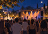 Μαρούσι: Διήμερο ARTΕΜΕΙΣ Festival με ελεύθερη είσοδο Υπαίθρια μουσική σκηνή με κοινό σε φωτισμένη αστική πλατεία