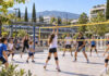 Μαρούσι: Τριήμερο βόλεϊ για παιδιά, οικογένειες και αθλητές στην πλατεία Ευτέρπης Παιδιά, γονείς και αθλητές παίζουν βόλεϊ σε υπαίθρια πλατεία στο Μαρούσι