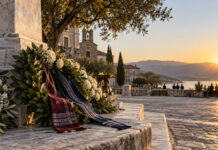 Νέα Ερυθραία: Τιμή στα θύματα της Μικρασιατικής Καταστροφής Στεφάνια δάφνης και λευκά λουλούδια σε χώρο ιστορικής μνήμης