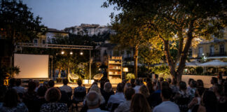 Νέα Φιλαδέλφεια–Νέα Χαλκηδόνα: Πολιτιστικός Σεπτέμβριος σε όλες τις γειτονιές Υπαίθριος πολιτιστικός χώρος με σκηνή, οθόνη, βιβλία και κοινό σε πλατεία