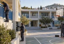 Νέα Ιωνία: Οι ανάγκες συντήρησης στα 53 σχολικά συγκροτήματα Συνεργείο ελέγχει εγκαταστάσεις σε σχολικό συγκρότημα