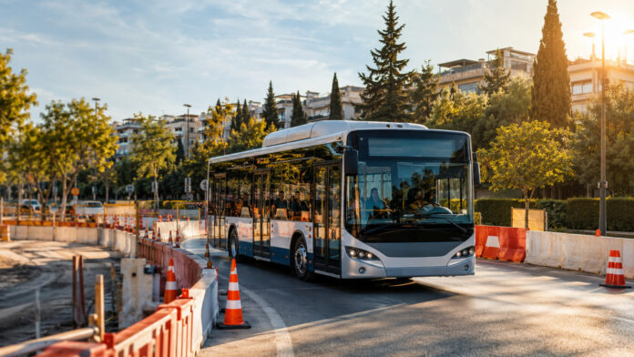 Αστικό λεωφορείο κινείται σε προσωρινή διαδρομή δίπλα σε οδικά έργα
