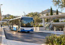 ΟΑΣΑ: Τέσσερις νέες συγκοινωνιακές συνδέσεις στην Αττική από 18 Σεπτεμβρίου Σύγχρονο αστικό λεωφορείο σε σταθμό μετεπιβίβασης στην Αττική