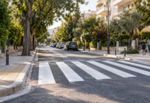 Παπάγου–Χολαργός: Νέα διαγράμμιση διαβάσεων σε δρόμους και σχολεία Φρεσκοβαμμένη διάβαση πεζών σε δενδροφυτεμένο προαστιακό δρόμο