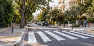Παπάγου–Χολαργός: Νέα διαγράμμιση διαβάσεων σε δρόμους και σχολεία Φρεσκοβαμμένη διάβαση πεζών σε δενδροφυτεμένο προαστιακό δρόμο