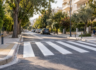 Παπάγου–Χολαργός: Νέα διαγράμμιση διαβάσεων σε δρόμους και σχολεία Φρεσκοβαμμένη διάβαση πεζών σε δενδροφυτεμένο προαστιακό δρόμο
