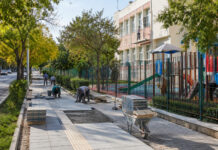 Παπάγου–Χολαργός: Έργα σε Μεσογείων, παιδικές χαρές και σχολεία Εργασίες αναβάθμισης πεζοδρομίου δίπλα σε σχολείο και παιδική χαρά σε καταπράσινη αστική γειτονιά