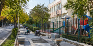 Παπάγου–Χολαργός: Έργα σε Μεσογείων, παιδικές χαρές και σχολεία Εργασίες αναβάθμισης πεζοδρομίου δίπλα σε σχολείο και παιδική χαρά σε καταπράσινη αστική γειτονιά
