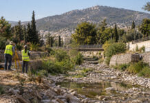 Παπάγου–Χολαργός: Μελέτη για το ρέμα Αγίου Ιωάννη Θεολόγου Φυσική κοίτη ρέματος στους πρόποδες του Υμηττού με μηχανικούς σε τοπογραφική αποτύπωση